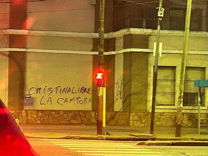 Lanús: El intendente Álvarez denuncia vandalismo con pintadas Cristina Libre "en nombre de La Cámpora"