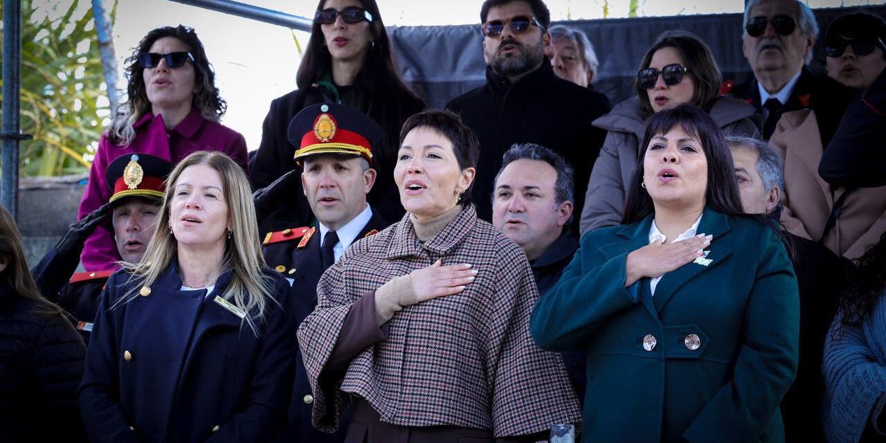 Mayra y Eva Mieri en el Desfile de Bernal con dos anuncios fuertes: Otro natatorio municipal y la culminación de la traza del Acceso