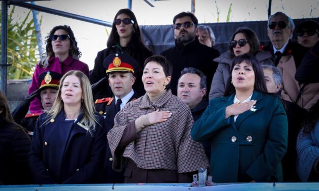 Mayra y Eva Mieri en el Desfile de Bernal con dos anuncios fuertes: Otro natatorio municipal y la culminación de la traza del Acceso