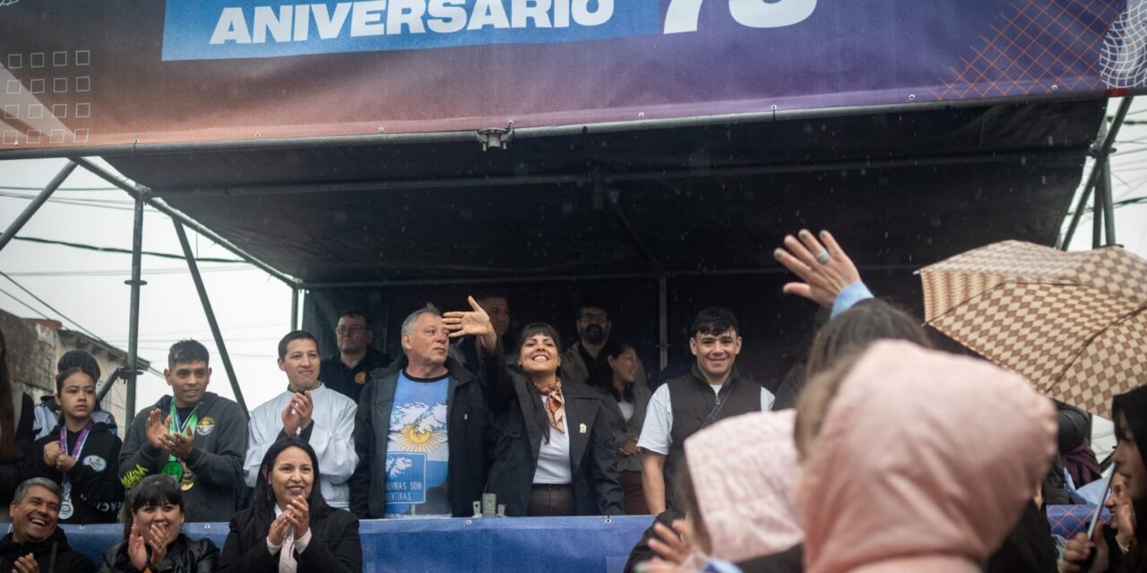 Desfile cívico y tradicionalista por el 75º aniversario del barrio La Paz