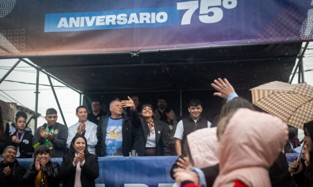 Desfile cívico y tradicionalista por el 75º aniversario del barrio La Paz