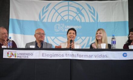 Ante estudiantes, Mayra afirmó: “Sueñen con querer transformar las realidades injustas, y que nada ni nadie los baje de ese sueño”