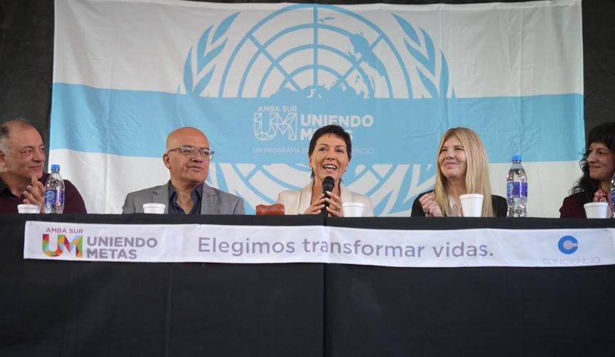Ante estudiantes, Mayra afirmó: “Sueñen con querer transformar las realidades injustas, y que nada ni nadie los baje de ese sueño”