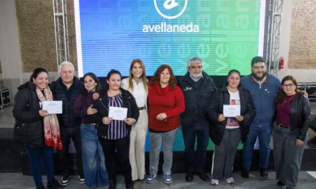 Con Walter Correa, Magdalena Sierra entregó Certificados de Formación Laboral a vecinos de Avellaneda
