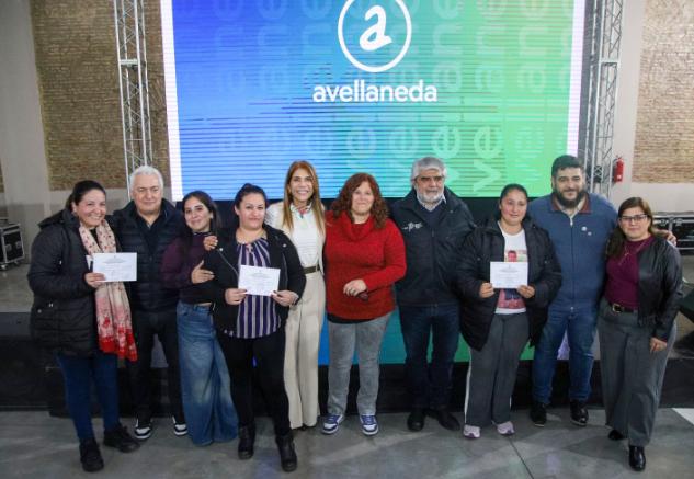 Con Walter Correa, Magdalena Sierra entregó Certificados de Formación Laboral a vecinos de Avellaneda