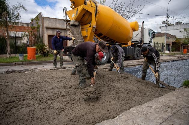 SIguen las obras de pavimentación en distintos barrios de Lanús
