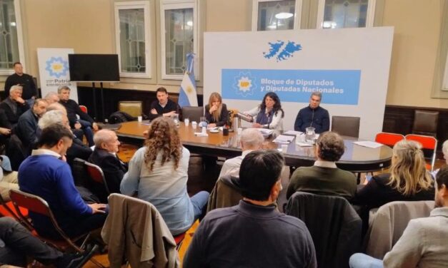 Claudio Arévalo participó de una reunión en el Congreso con legisladores de Unión por la Patria