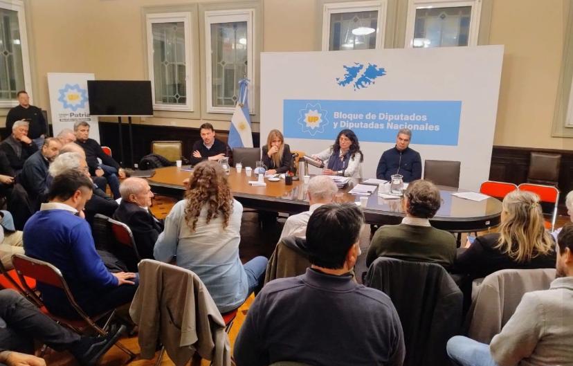 Claudio Arévalo participó de una reunión en el Congreso con legisladores de Unión por la Patria