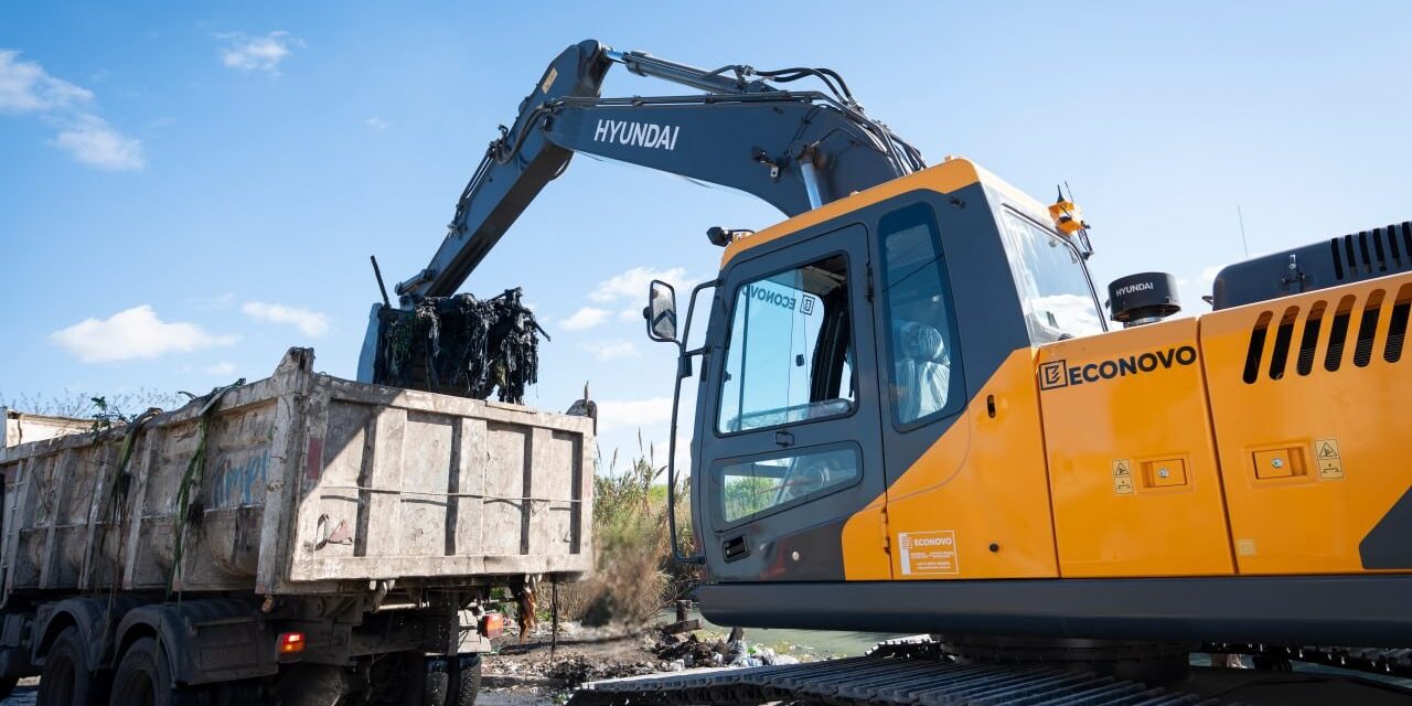Ante el fenómeno El Niño, la Municipalidad de Quilmes sumó una nueva máquina para el trabajo en los arroyos