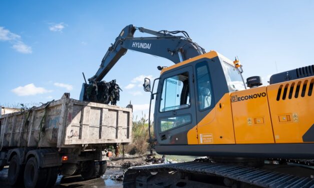 Ante el fenómeno El Niño, la Municipalidad de Quilmes sumó una nueva máquina para el trabajo en los arroyos