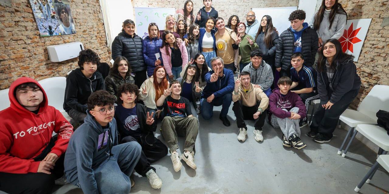 Máximo Kirchner y Mayra Mendoza charlaron con estudiantes, en Magdalena, sobre educación y salud mental