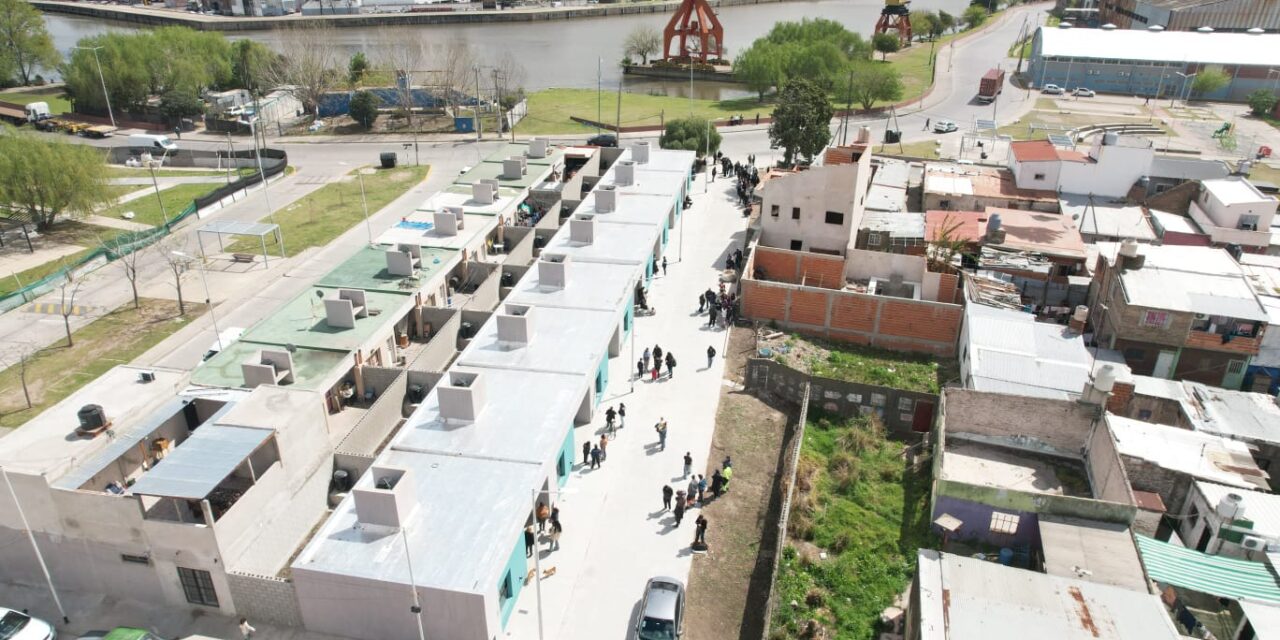Magdalena Sierra entregó viviendas en Isla Maciel