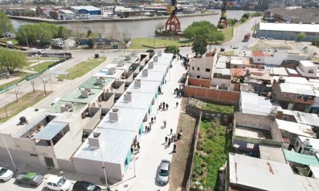 Magdalena Sierra entregó viviendas en Isla Maciel
