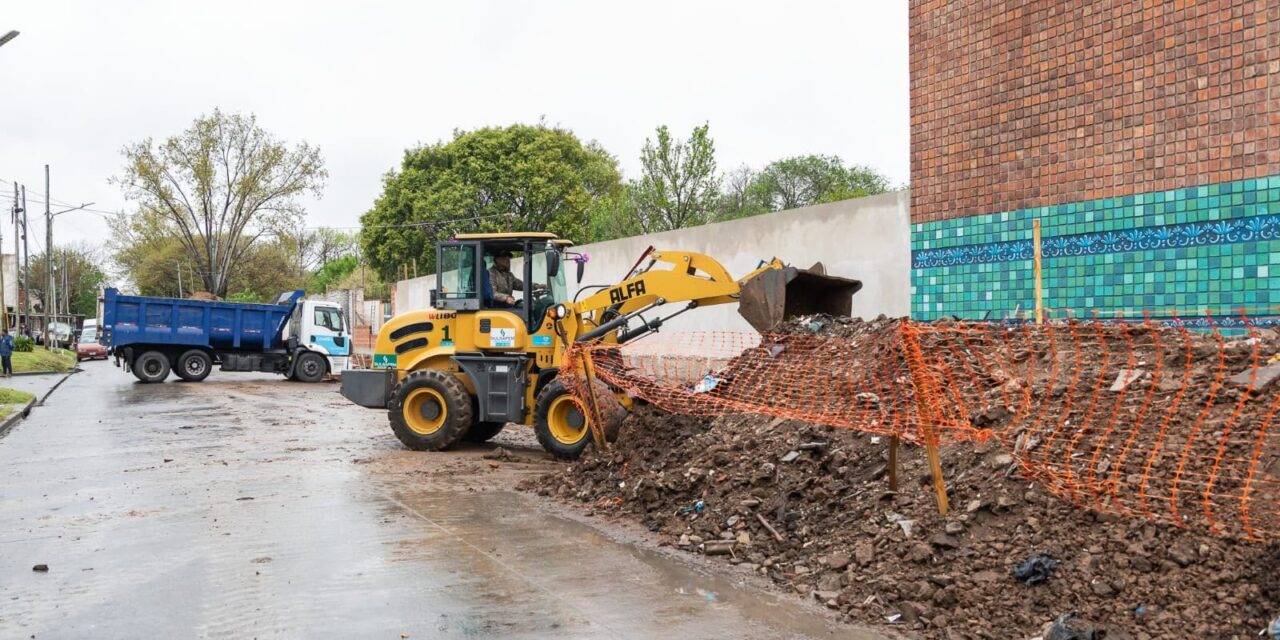 En los alrededores del Cementerio Municipal, Julián Alvarez supervisó las obras del espacio público