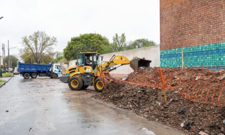 En los alrededores del Cementerio Municipal, Julián Alvarez supervisó las obras del espacio público