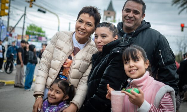 Con un Solano explotado, Mayra junto a funcionarios y vecinos en el cierre musical de Rodrigo Tapari