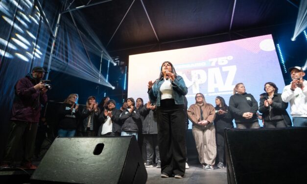 Mayra Mendoza y Eva Mieri en La Paz por su aniversario: "Acá ya llevamos más de 100 cuadras de pavimento y para 2027 la meta es llegar a 130"