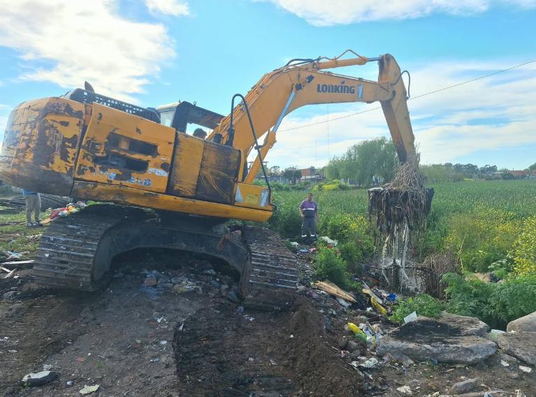 Ante el fenómeno de "El Niño", la Comuna quilmeña realiza trabajos de limpieza en La Matera