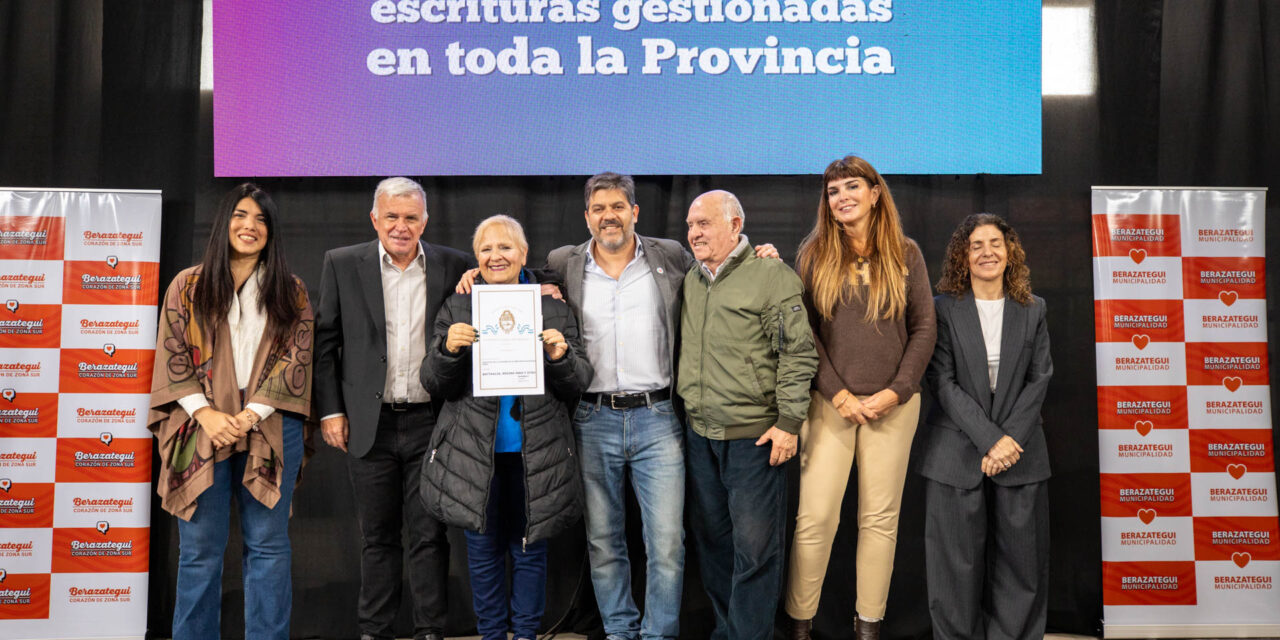 Carlos Balor y el ministro Bianco entregaron más de 540 trámites de propiedad