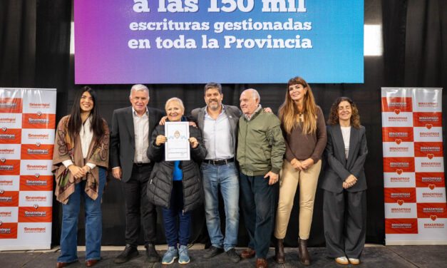 Carlos Balor y el ministro Bianco entregaron más de 540 trámites de propiedad