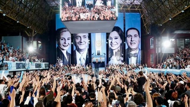 Máximo a la militancia en Lanús: "¿Vamos a liberar a Cristina? ¿La vamos a hacer presidenta?"