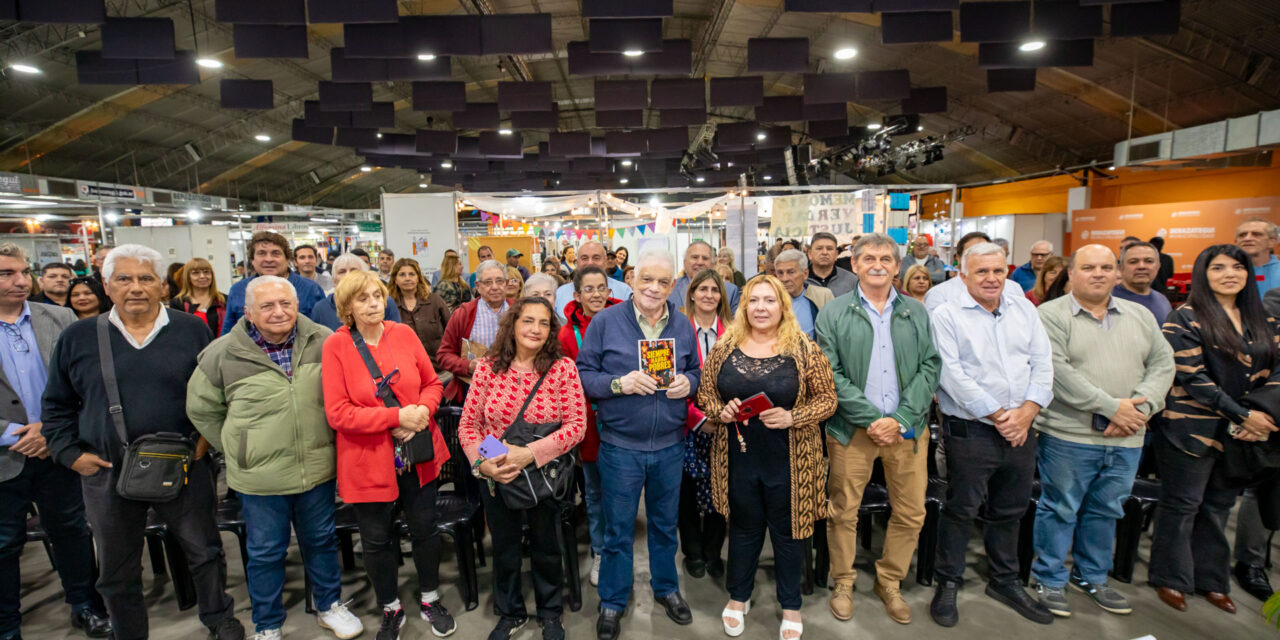 El periodista Jorge Tronqui presentó su primer libro en LibrArte 2026