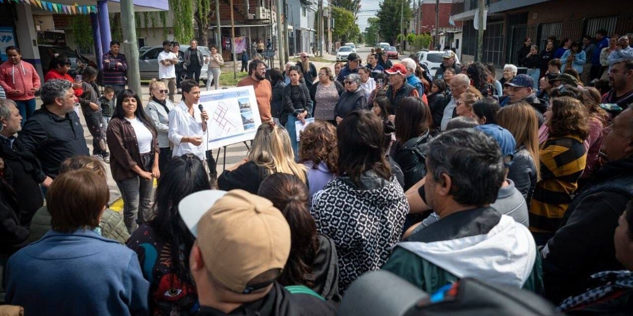 Con fondos municipales, Mayra Mendoza y Eva Mieri inauguraron 33 nuevas cuadras de pavimento en El Progreso